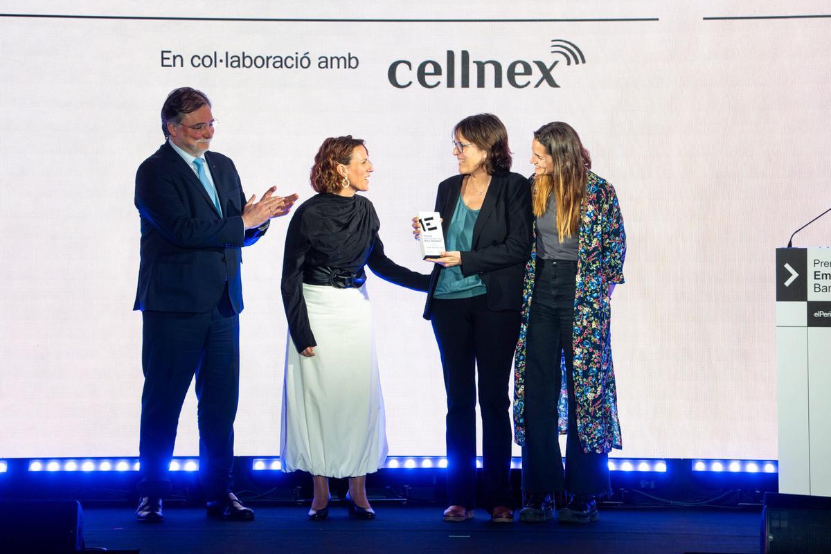 Mireia de Mas y Anna Lloveras, cofundadoras de Ocean Ecostructures, recogen el Premio a Empresa + Sostenible.