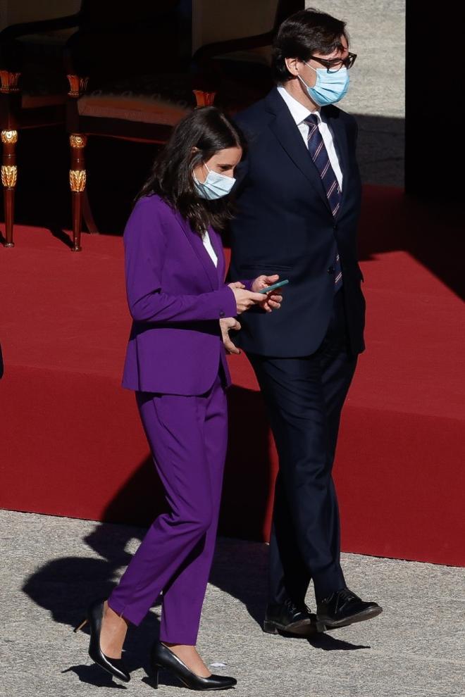 Irene Montero con traje de chaqueta morado durante el Día de la Hispanidad