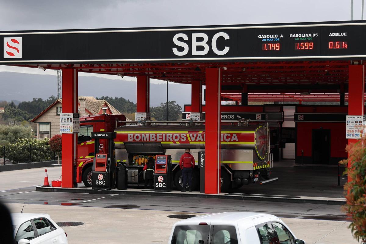 Camión de bomberos de Valença, este lunes repostando en una gasolinera de Tui