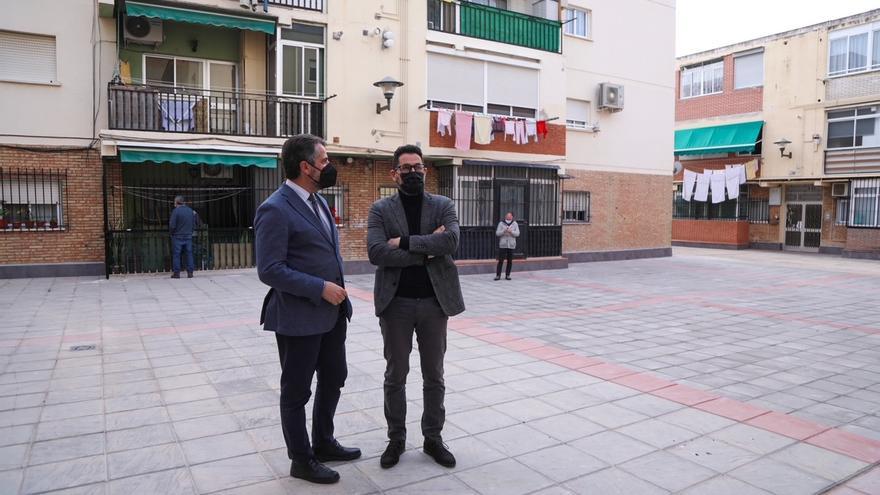 Los concejales de Vivienda y del distrito Málaga Este, Francisco Pomares y Carlos Conde, visitan la plaza tras la restauración.