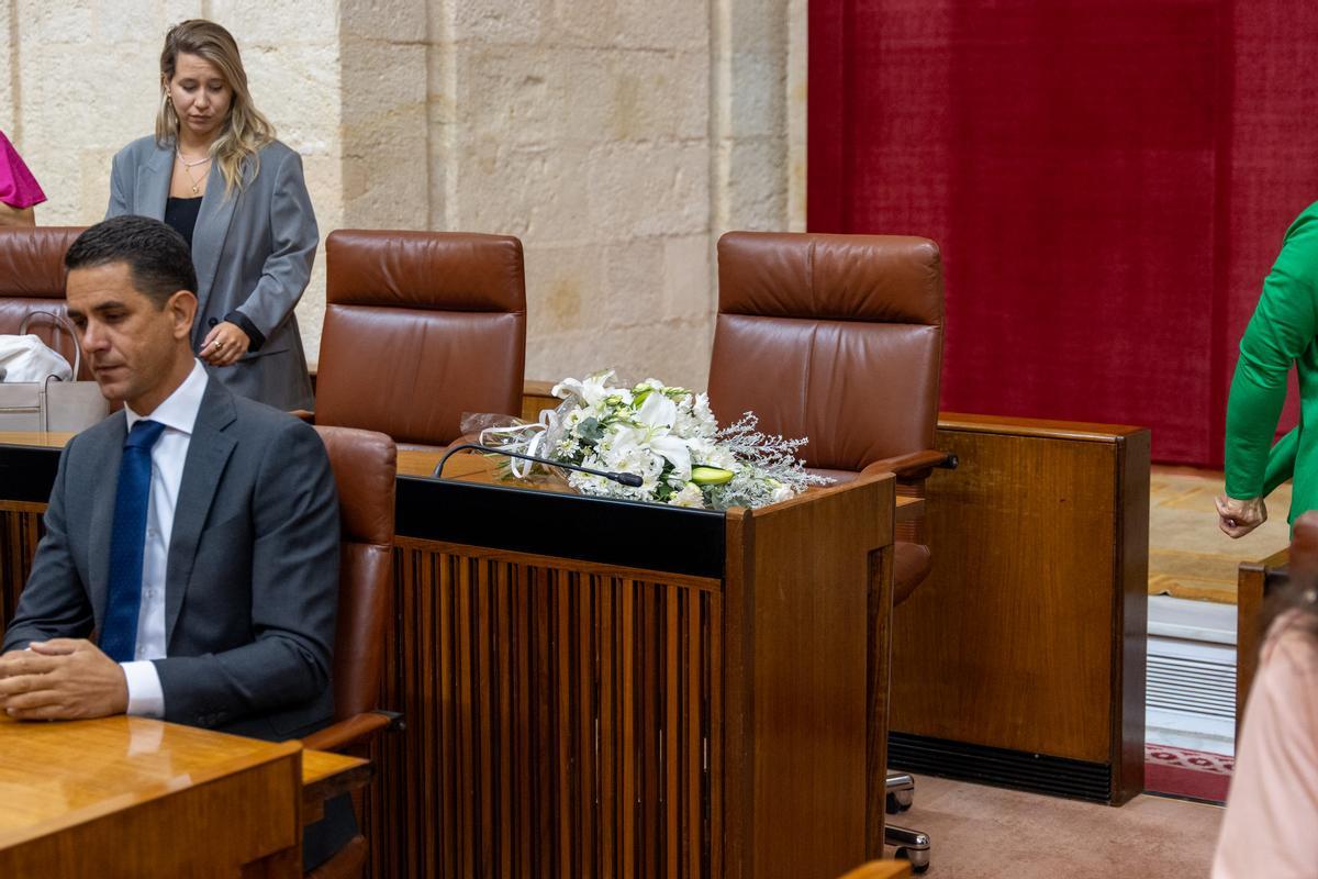 Escaño de la diputada del Partido Popular María Díaz c Cañete, a 19 de septiembre de 2024, en Sevilla, (Andalucía, España). El pleno del día de hoy en el Parlamento de Andalucía, ha sido suspendido por el fallecimiento de la diputada del Partido Popular María Díaz c Cañete. 19 SEPTIEMBRE 2024 Francisco J. Olmo / Europa Press 19/09/2024 / Francisco J. Olmo;