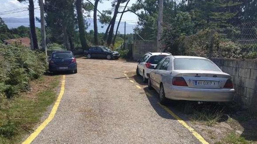 Coches estacionados en Viñó durante el fin de semana. // Santos Álvarez