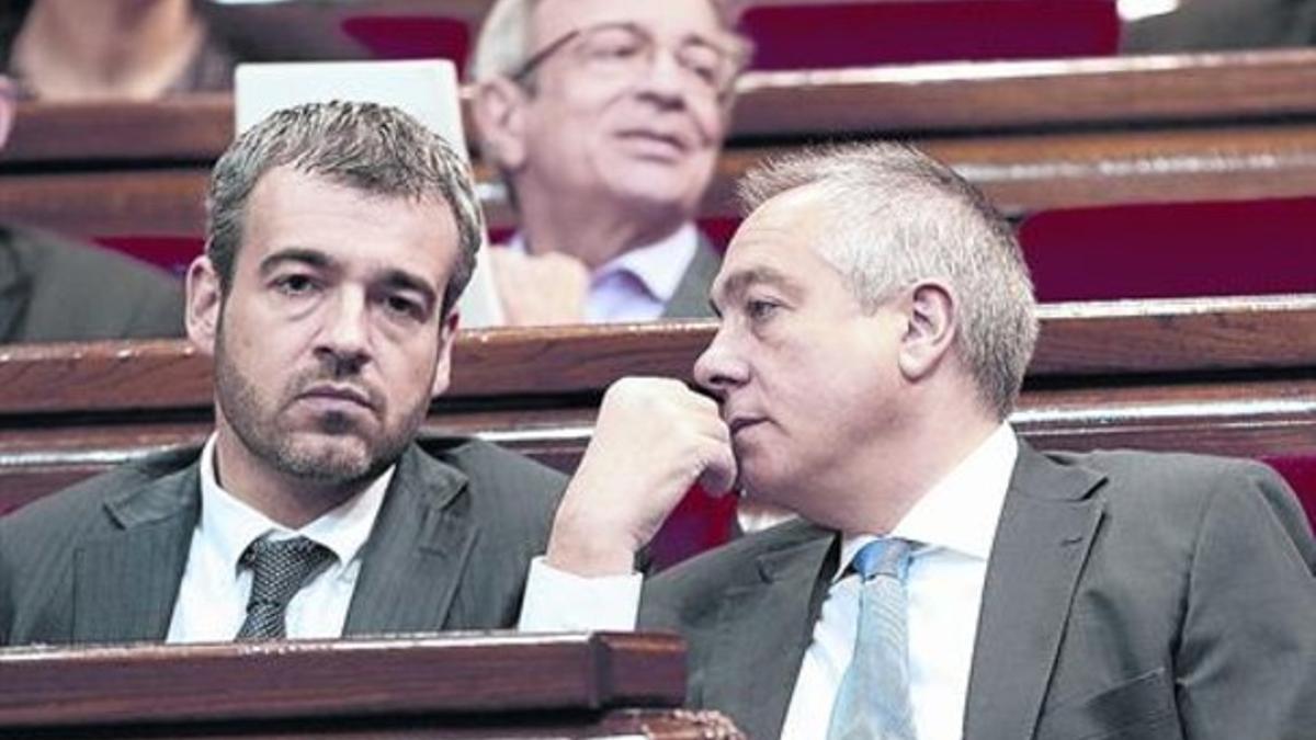 El líder del PSC, Pere Navarro, y el portavoz de los socialistas catalanes en el Parlament, Maurici Lucena, el pasado 13 de marzo.