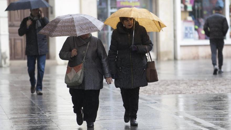 Dos señoras caminan por Zamora bajo su paraguas en una imagen de archivo.