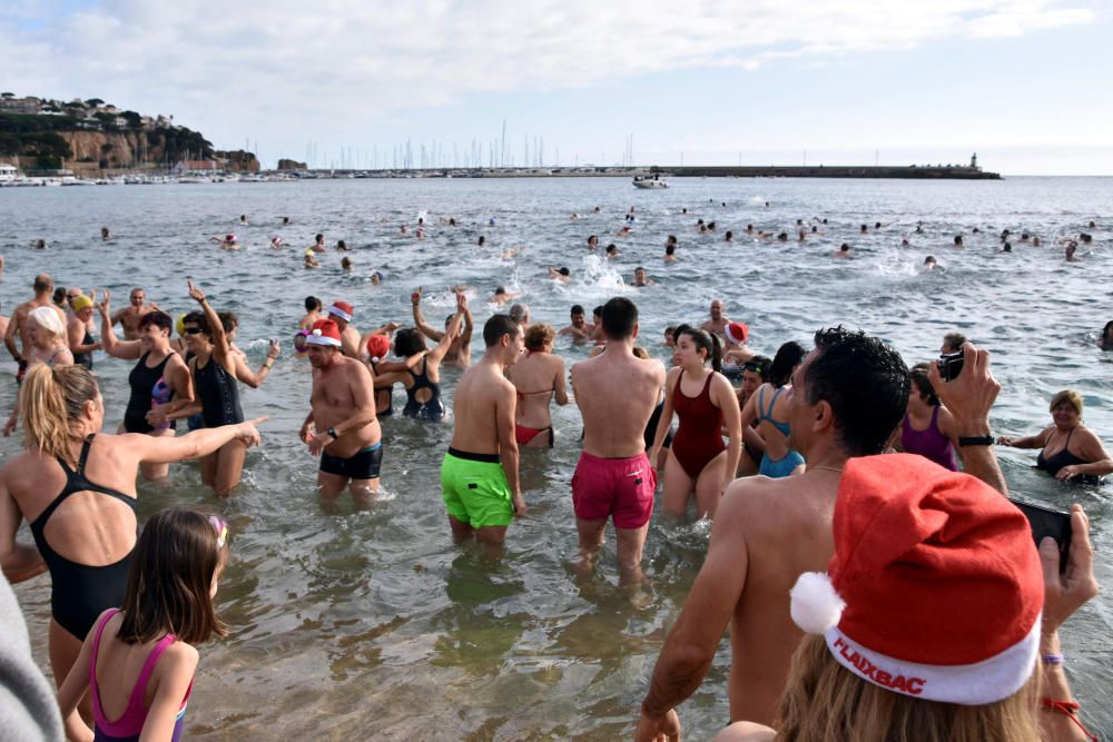 Primer bany de l'Any a Sant Feliu de Guíxols.