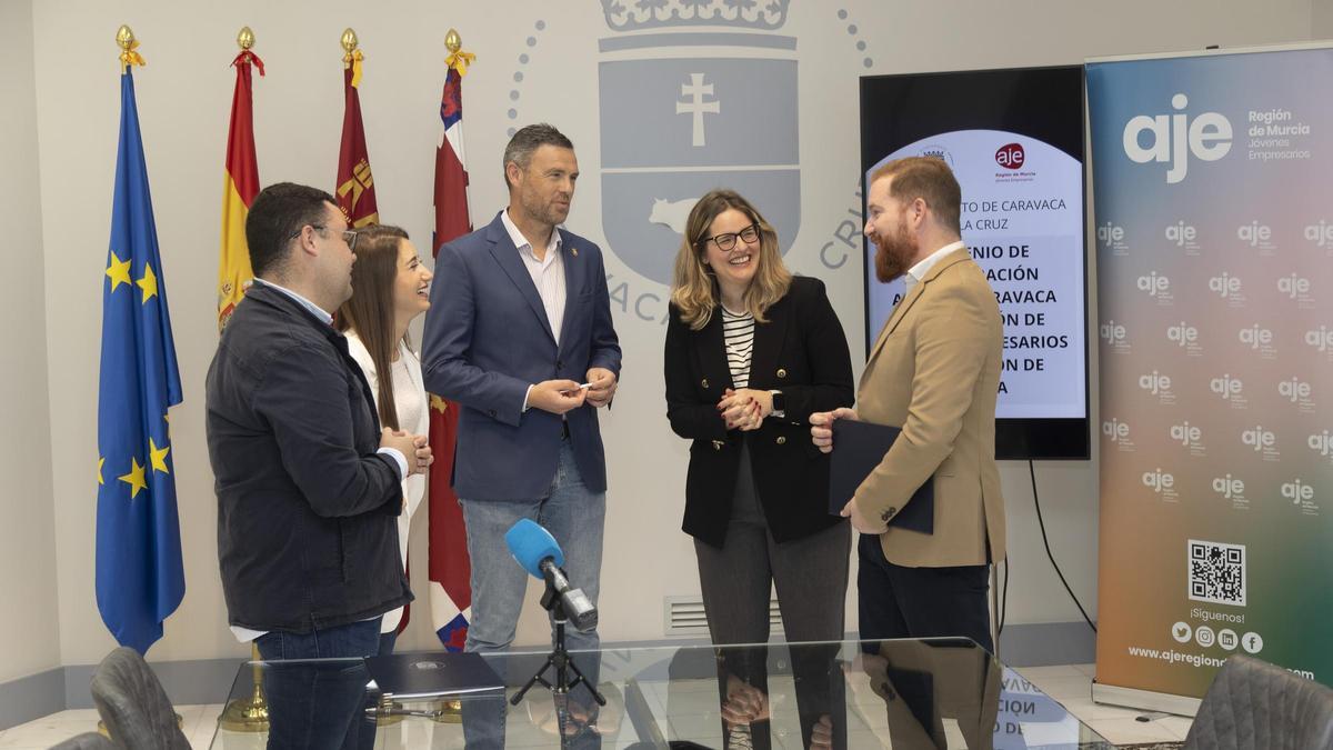 El Ayuntamiento de Caravaca firma un convenio de colaboración con la Asociación de Jóvenes Empresarios de Murcia (AJE)