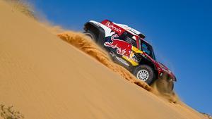 Carlos Sainz, en la arena, durante la sexta etapa del Dakar.