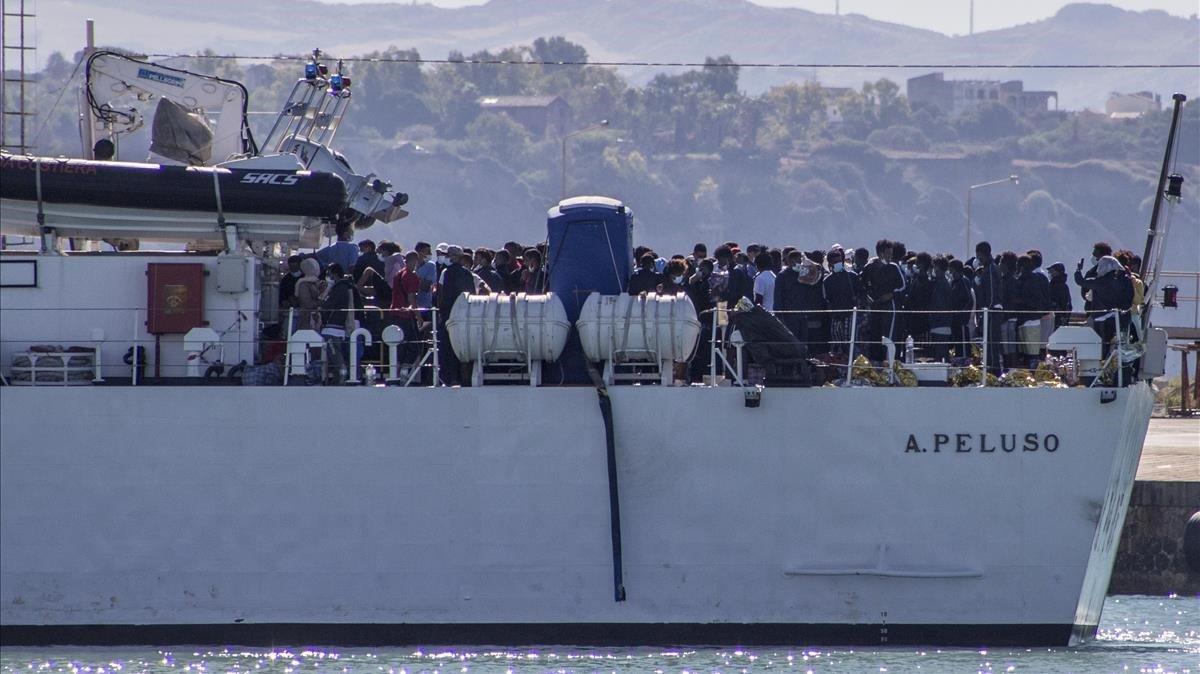 zentauroepp54264759 migrants arrive in porto empedocle  sicily  aboard two milit200728135739