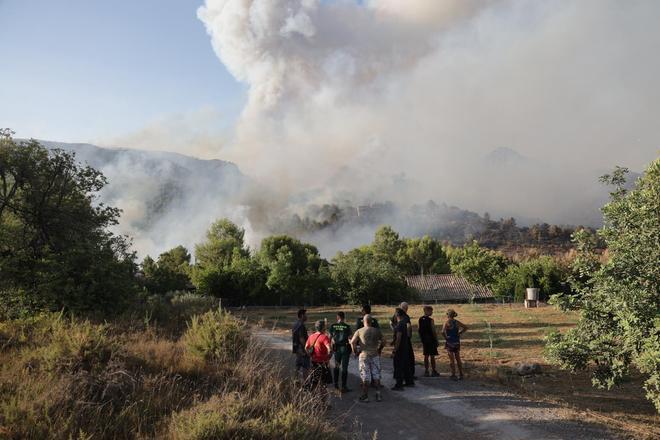 Imágenes del incendio en La Vall d'Uixò: los bomberos no logran controlar el fuego