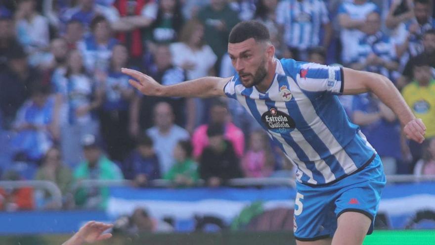 Pablo Vázquez con el balón durante el partido ante la Cultural y Deportiva Leonesa. |  // IAGO LÓPEZ