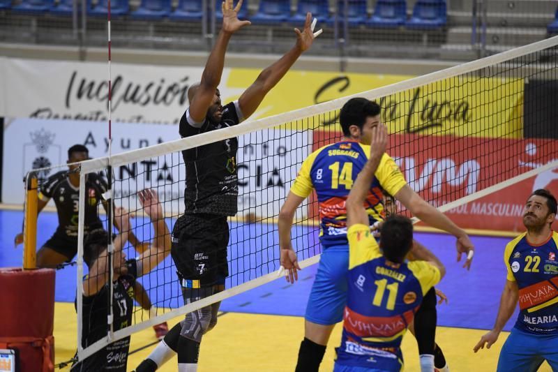 DEPORTES. 03-11-18 VECINDARIO. SANTA LUCIA DE TIRAJANA. Partido de Voleibol masculino: Vecindario ACE Gran Canaria - Ushuaña Ibiza Voley FOTOS: JUAN CASTRO.  | 03/11/2018 | Fotógrafo: Juan Carlos Castro