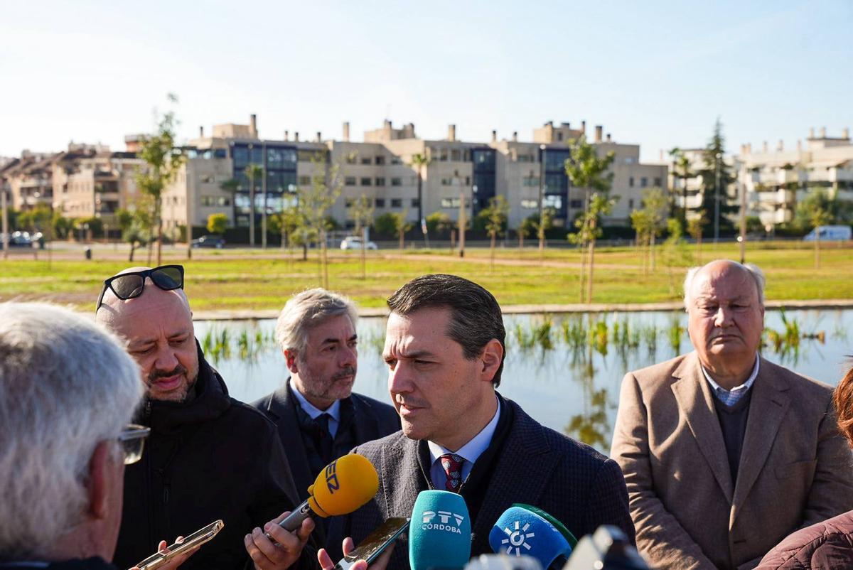 El alcalde de Córdoba, José María Bellido, atiende a los medios de comunicación en el parque del Canal.