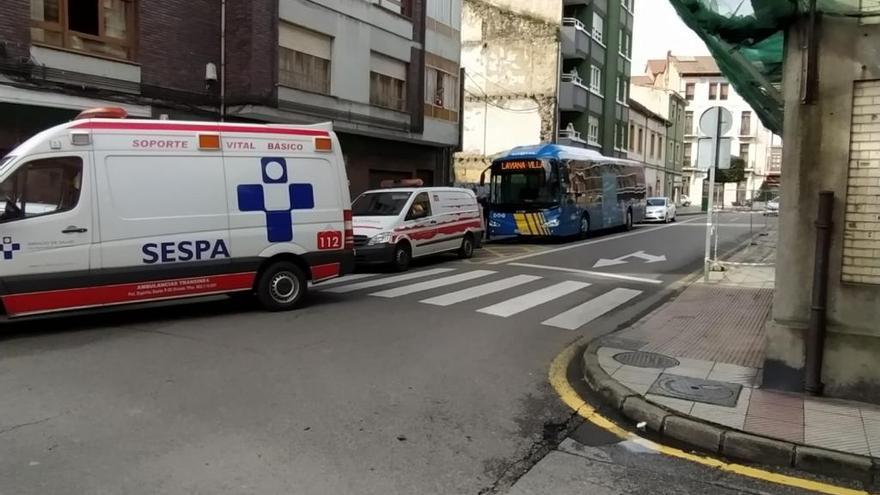 Las dos ambulancias, junto al autobús.