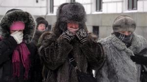 Mujeres rusas se protegen del frío en Moscú