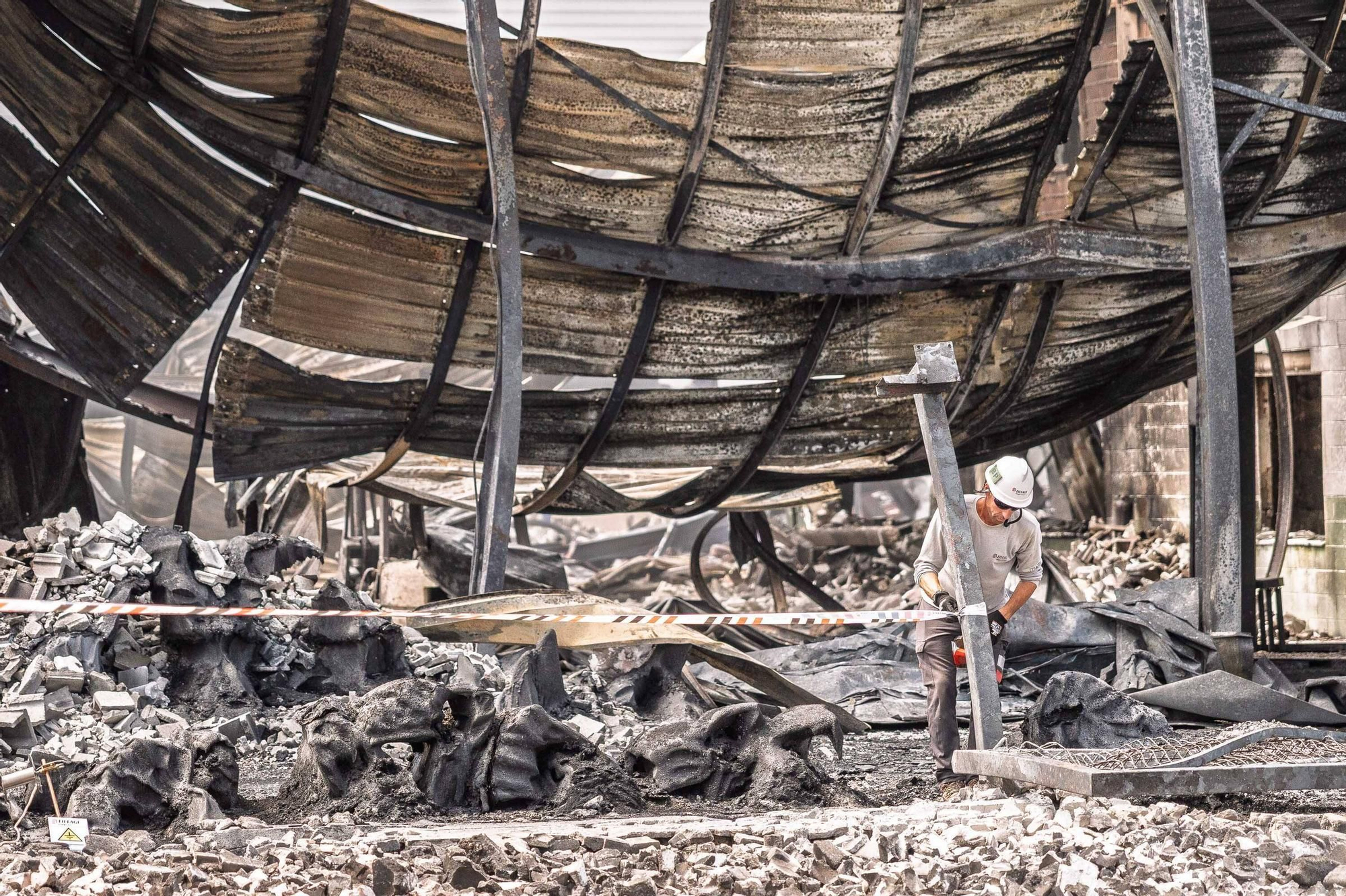 Fotogalería | Así han quedado las naves quemadas en Mérida
