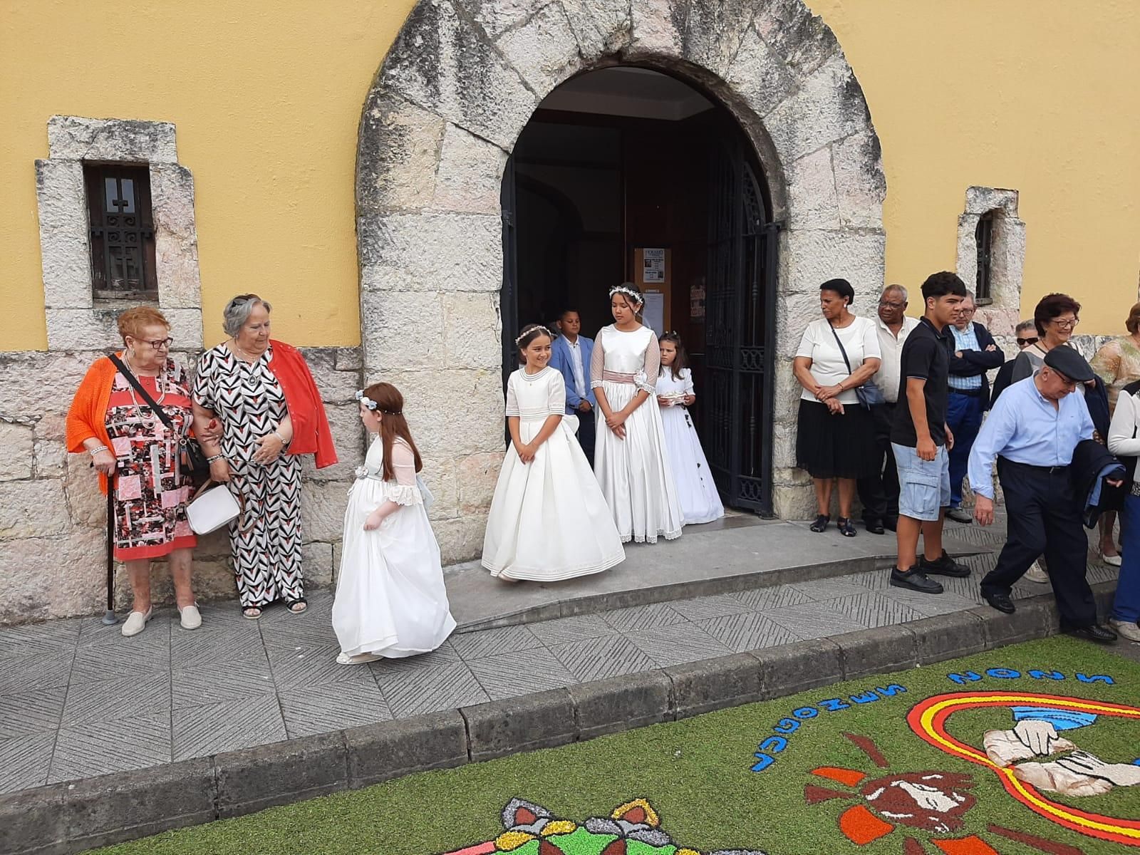 Cientos de personas festejan el Corpus en Lugones: la procesión y las alfombras, en imágenes