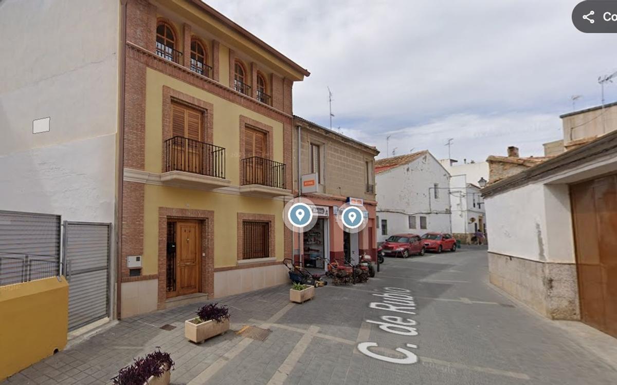 Imagen obtenida de Google Maps de la casa donde han sucedido los hechos, justo encima del taller de motos.