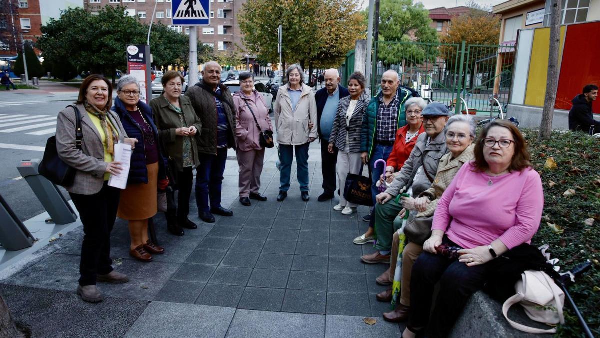 Por la izquierda, Concha Mena,  Ángeles Rodríguez, Josefa Palicio, José María Álvarez, María Aurora Menéndez, Pilar Suárez, Emilio Ángel Fernández, Rosario Villavicencio, José Antonio Espina, Ana Mateos, Esmeraldo González, María Nadalina Marcos y María José Sánchez, durante una salida.