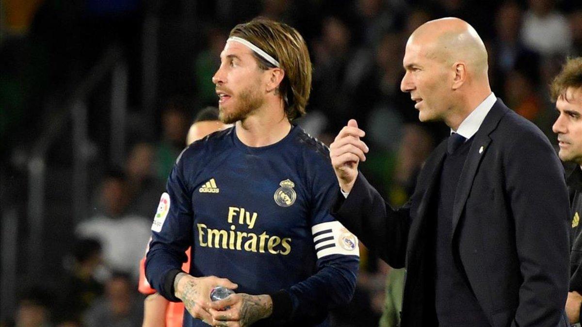 Zidane conversa con Sergio Ramos en Heliópolis