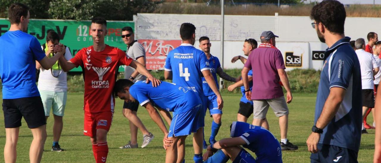 Imagen del final del partido, con los jugadores del Villaralbo desconsolados. / José Luis Fernández