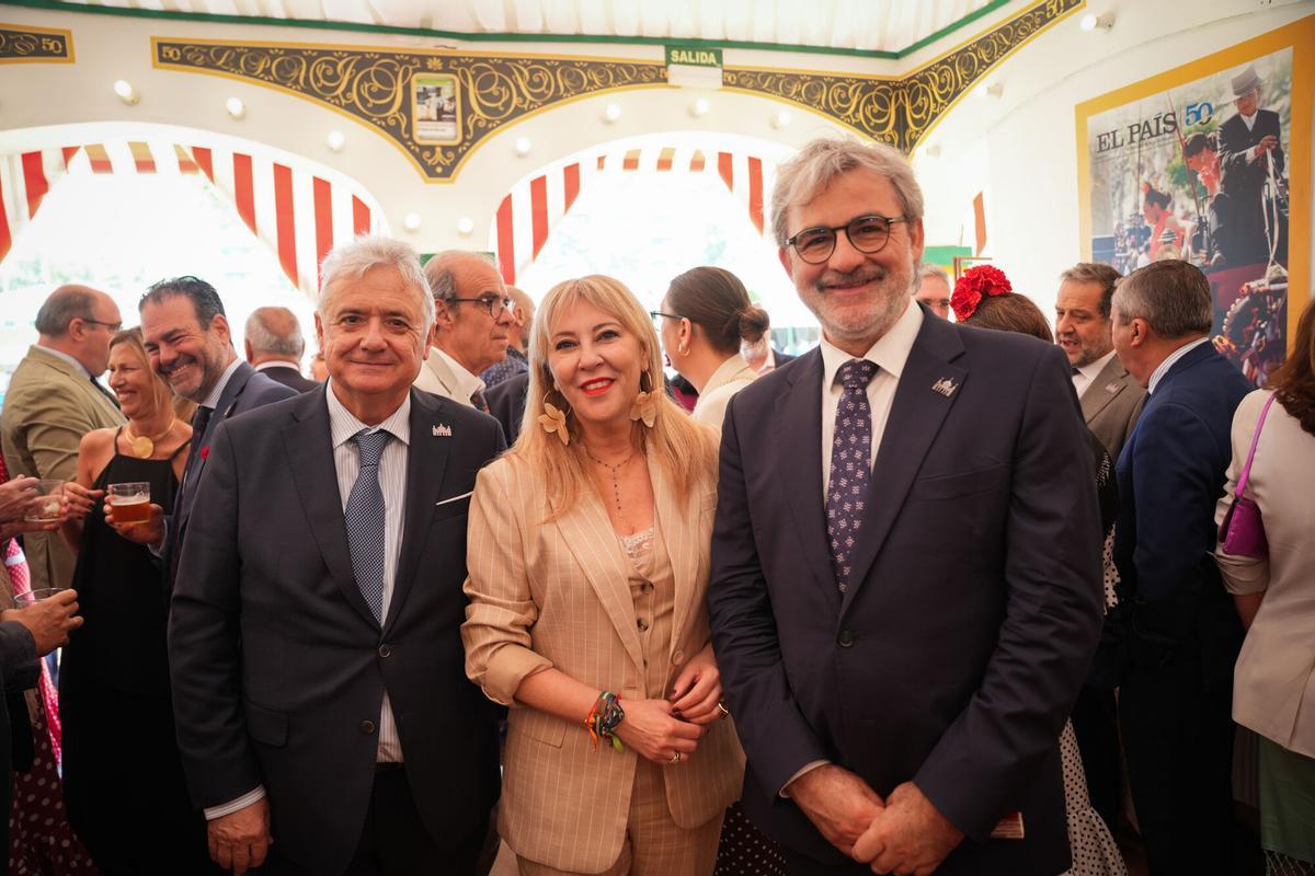 La secretaria general del PSOE-A y candidata a la Presidencia de la Junta, María Jesús Montero (d), junto la portavoz de campaña del PSOE de Andalucía y número uno de dicho partido por las listas de Jaén, Ángeles Férriz.