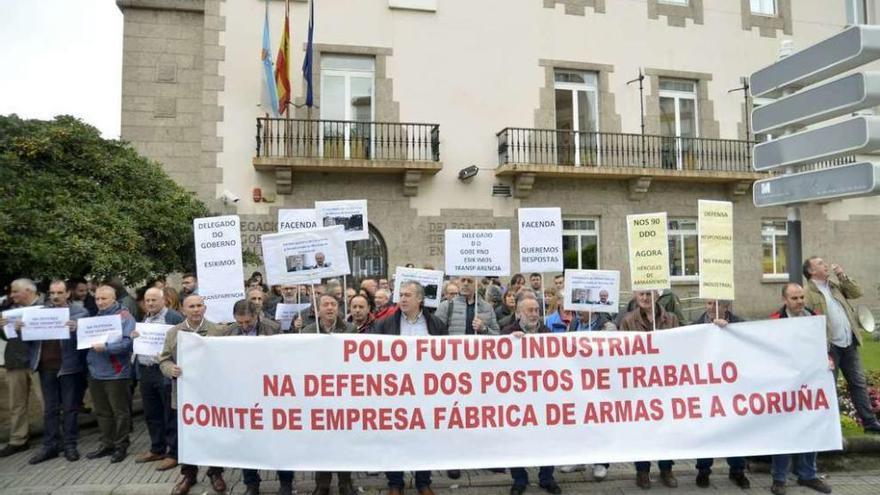 Extrabajadores de la fábrica de armas y de la empresa de seguridad, ayer ante la Delegación del Gobierno.