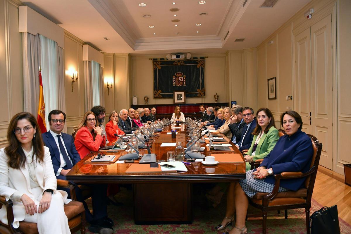 La presidenta del Tribunal Supremo y del Consejo General del Poder Judicial, Isabel Perelló (c), preside el primer pleno del nuevo Poder Judicial, en la sede del Consejo General del Poder Judicial (CGPJ), a 25 de septiembre de 2024, en Madrid (E