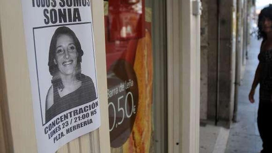 Un cartel con la foto de Sonia en un comercio de Pontevedra.  // R. V.