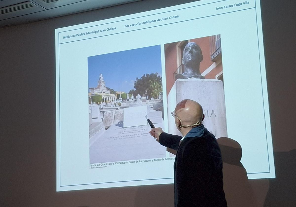 El investigador señala la tumba del escritor dianense en el cementerio de Colón en la Habana