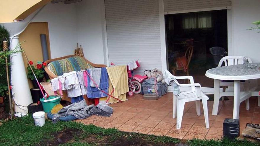 La niña salió a la terraza de la vivienda y al jardín tras estar muchas horas sola encerrada en casa.