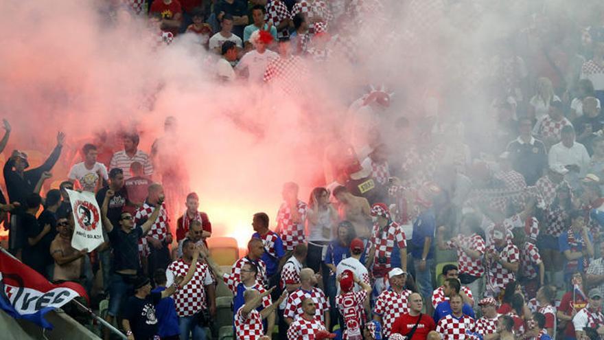 Los croatas encendieron bengalas dentro del campo.