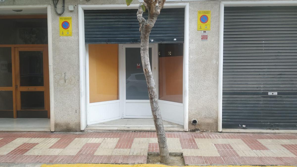 El vado de la base de la grúa estaba hasta el viernes frente a un árbol