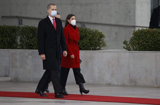 Los reyes de España en el aeropuerto de Barajas , la reina Letizia con pantalones culotte y abrigo rojo