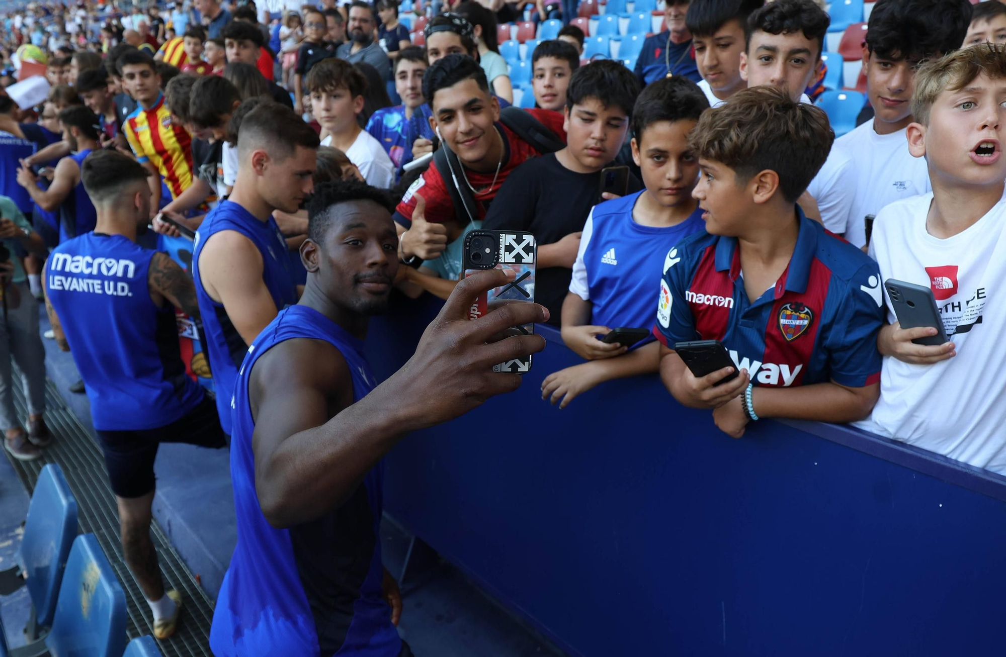 Ambiente de Primera en el entrenamiento a puertas abiertas