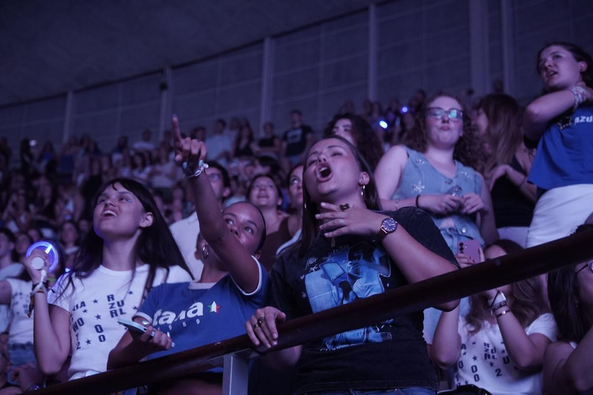 Aitana dejó entrar a su ‘Cuarto Azul’ a miles de personas que abarrotaron el recinto coruñés para disfrutar de una noche muy especial llena de pancartas y abanicos