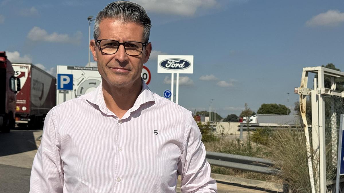 Toni González, alcalde de Almussafes, en la factoría Ford.