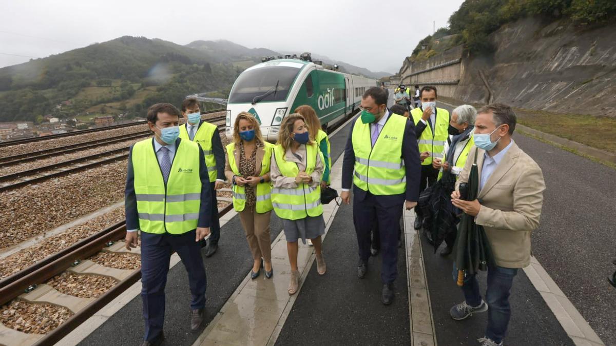 Llegada de las autoridades a la estación de Campomanes.