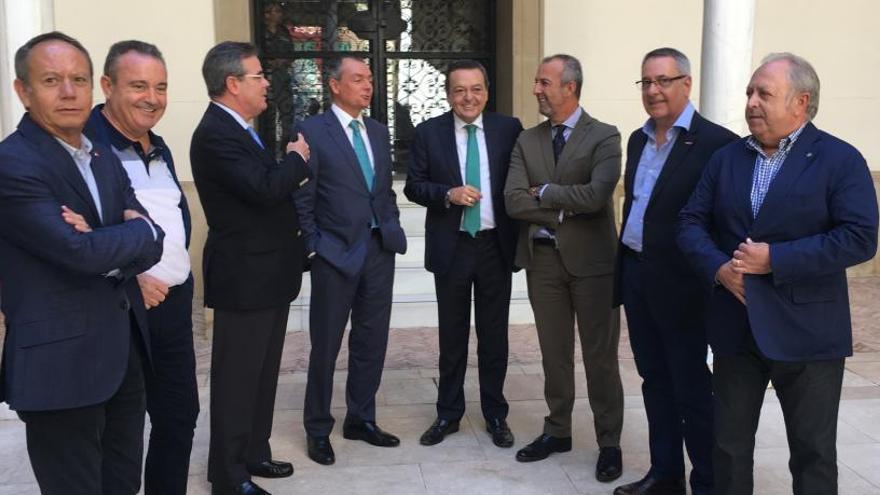 Foto de familia de los representantes empresariales y sindicales de la Comunidad y Murcia, con autoridades de la autonomía vecina