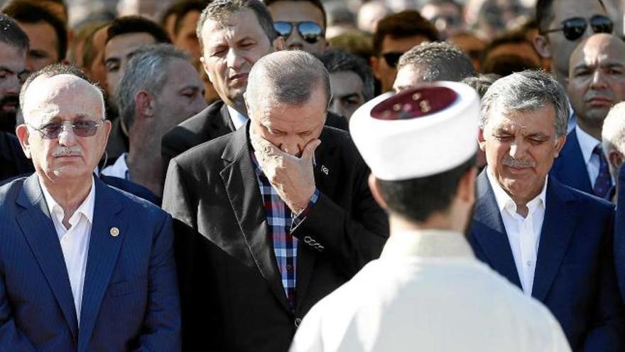 El president Erdogan, el segon per l&#039;esquerra, visiblement afectat al funeral en record de les víctimes, ahir