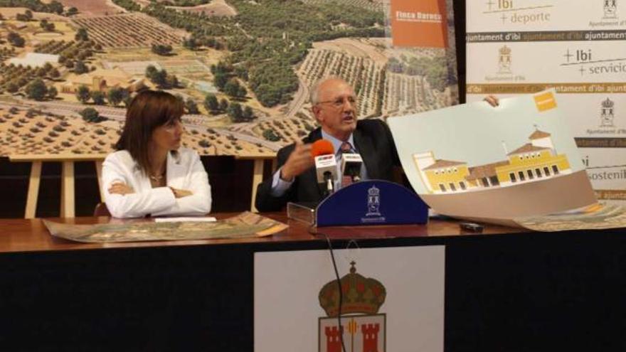 La alcaldesa Mayte Parra y el empresario Joaquín Rocamora presentaron ayer el proyecto.