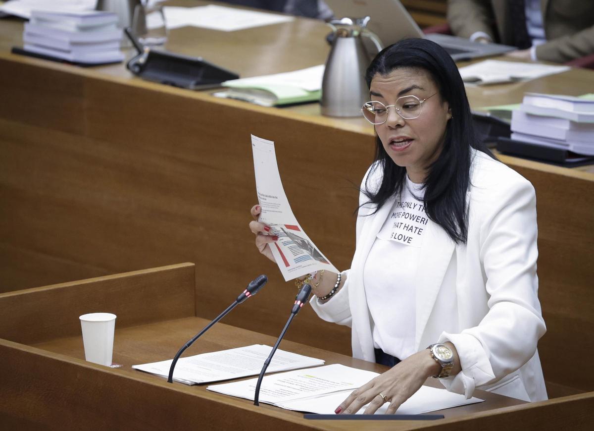 La diputada del PSPV, Yaissel Sánchez, interviene en las Corts con un mensaje de Bad Bunny, este miércoles.