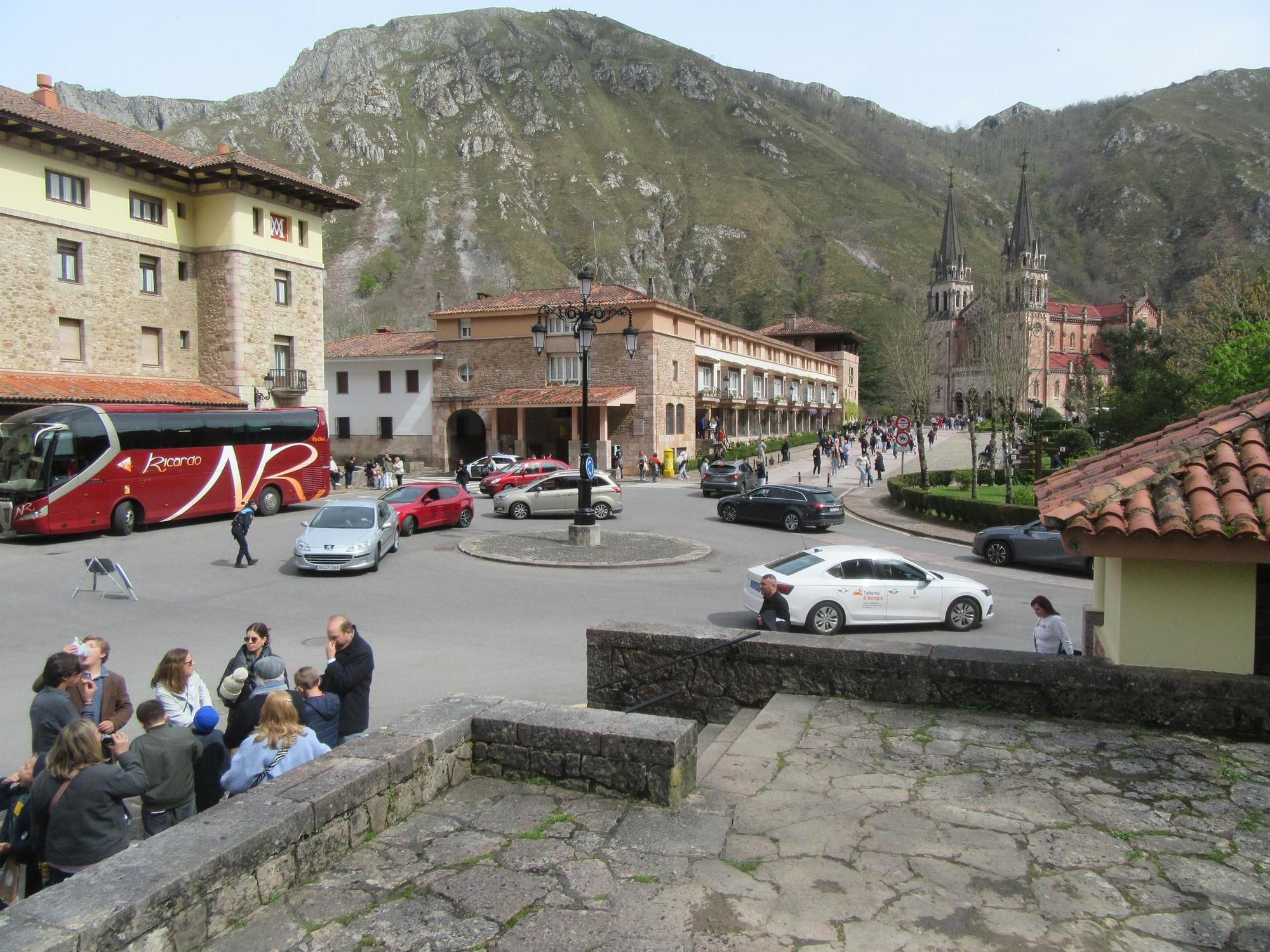 Cientos de personas se congregan en Covadonga este Viernes Santo