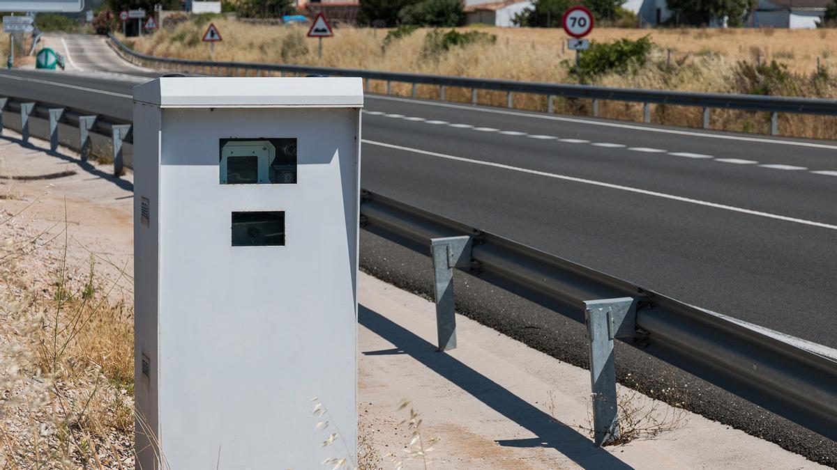 Un radar en un tramo de carretera.