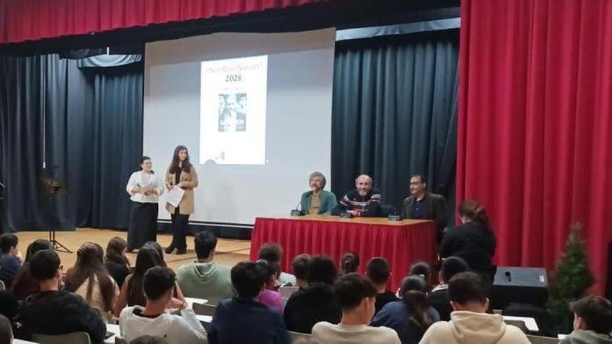 El actor Flako Estévez recibe el premio Son Dos Nosos del IES Asorey por su trayectoria