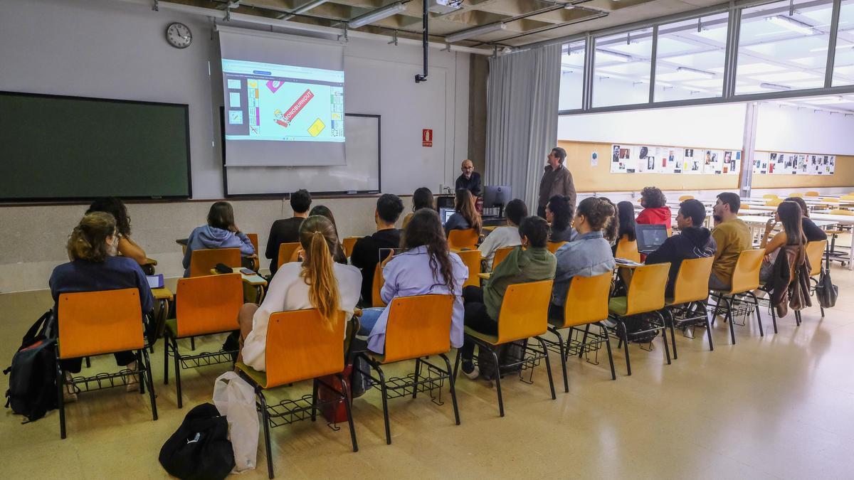 Los profesores José María López y Vicente Díaz, junto al alumnado, durante la presentación de los trabajos, en el marco del proyecto Piélago.