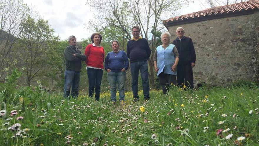 Por la izquierda, José Luis de Diego, Guadalupe Dago, Luisa Fernández, Rubén Almeida, Idalia Corrada y Félix Campollo, en el prau de la fiesta de Aballe y Deu, ayer.