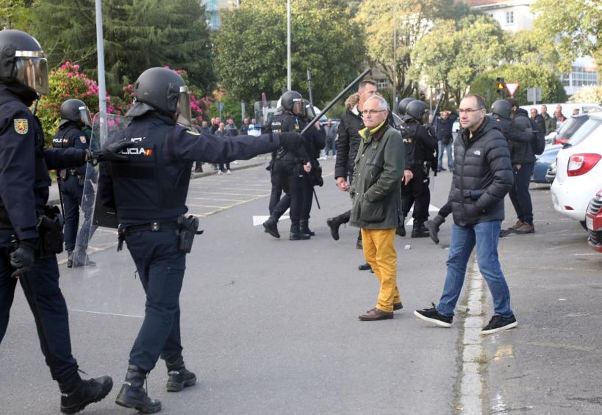 Decenas de bateeiros concentrados frente a la Comisaría.   | // X.ÁLVAREZ