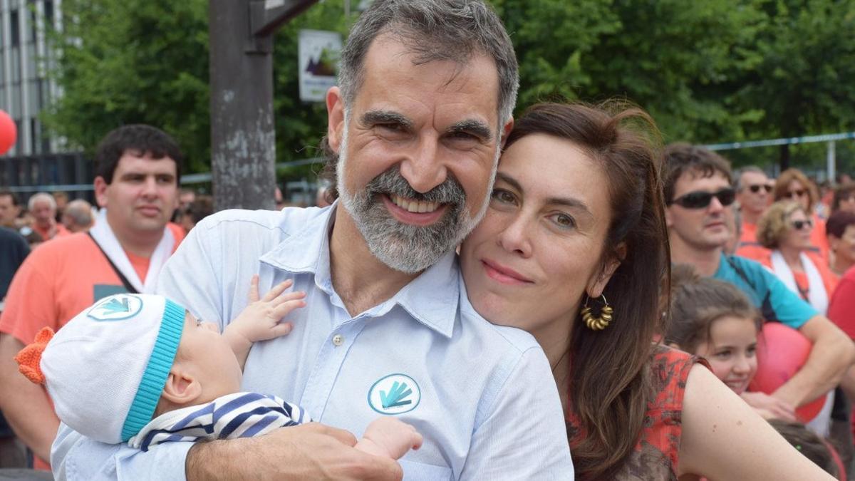 Jordi Cuixart, con su mujer y su hijo, en la foto que ha compartido en Twitter.