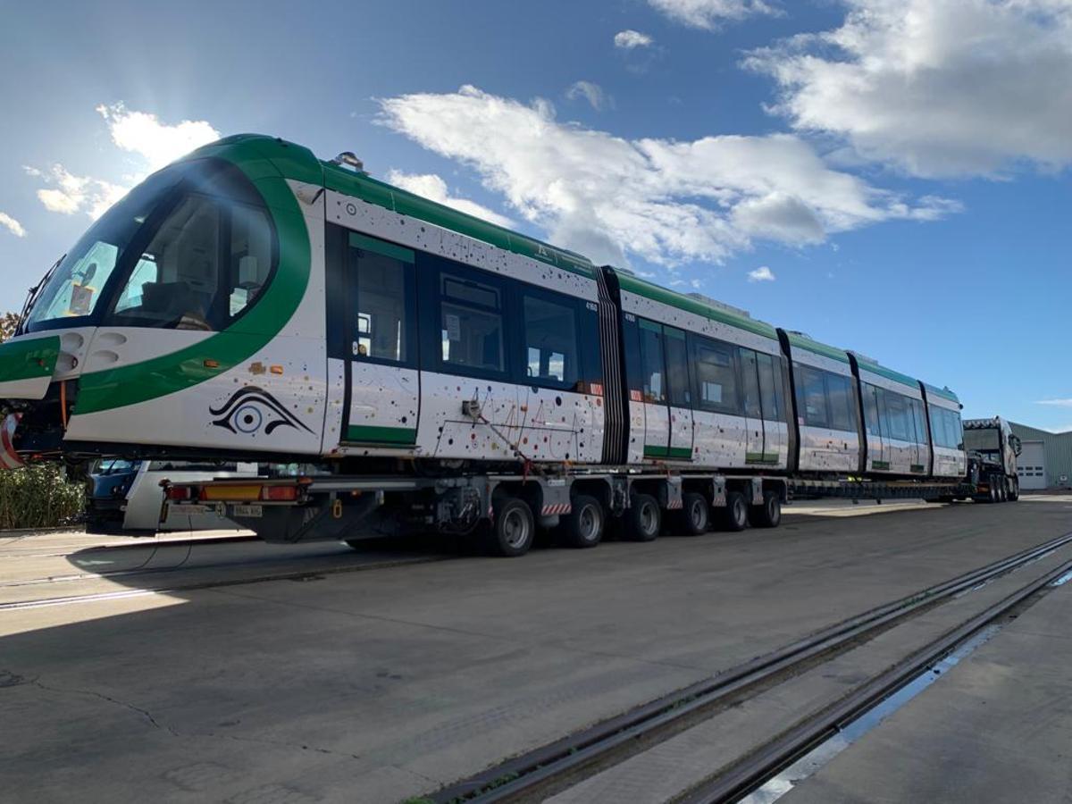 Nuevo tren que se incorporará al Metro de Málaga, a su salida de la factoría de CAF en Zaragoza.