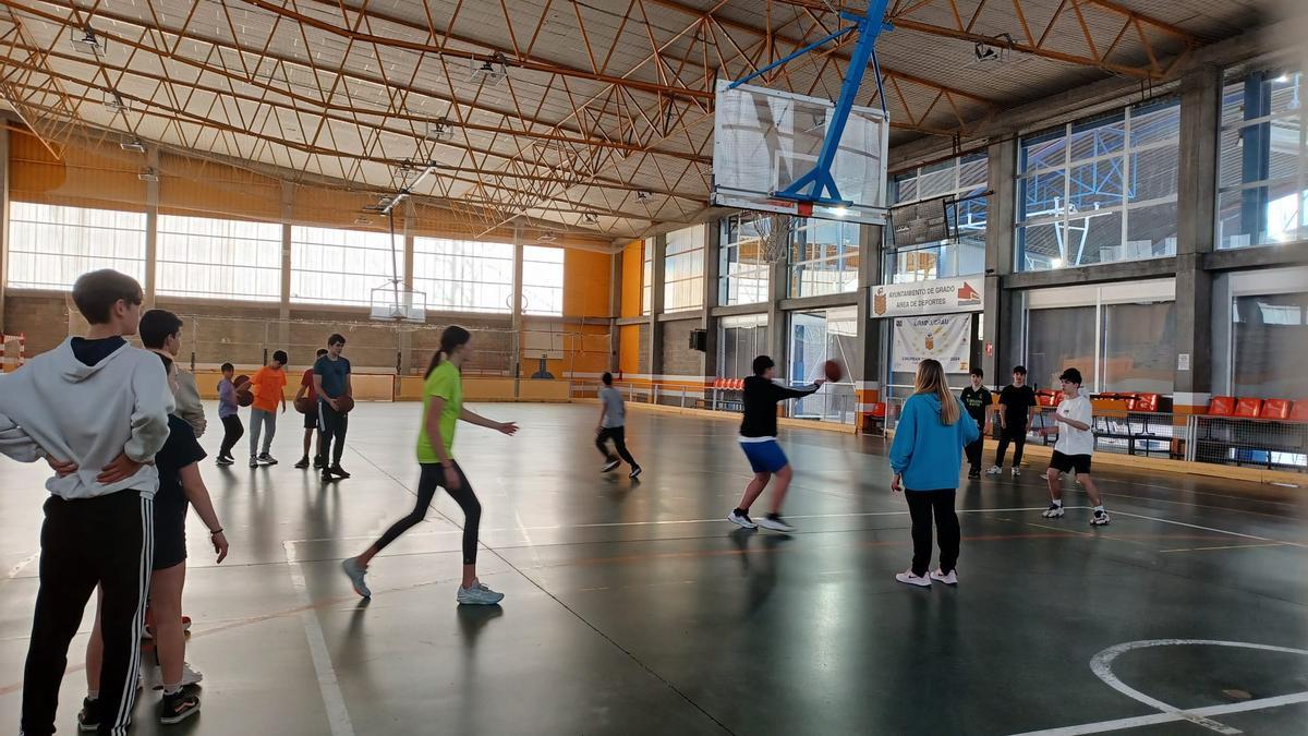 Éxito del campus del baloncesto de Grado, con dos días de deporte y convivencia